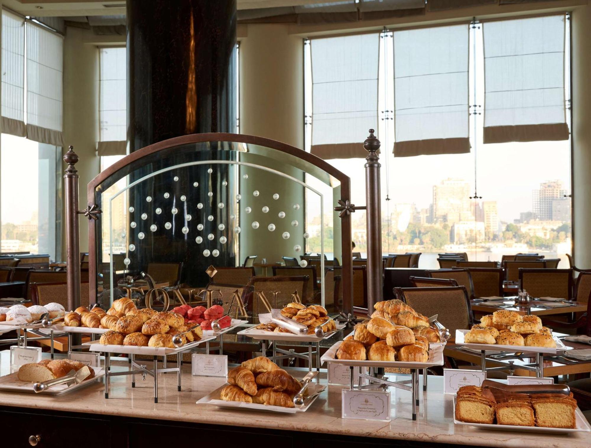 Hilton Cairo Grand Nile Hotell Eksteriør bilde The buffet at the hotel