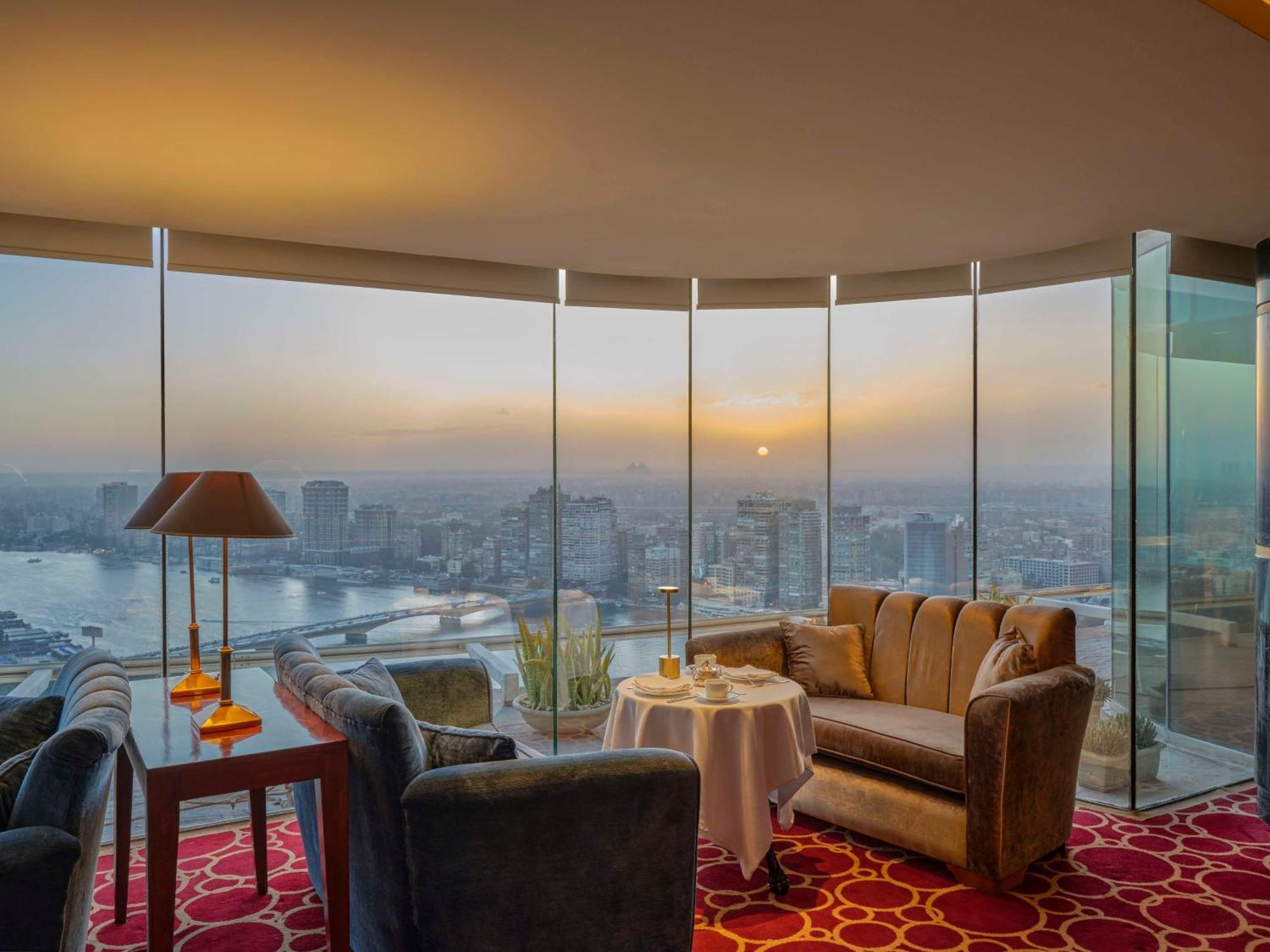 Hilton Cairo Grand Nile Hotell Eksteriør bilde The 360° Lounge