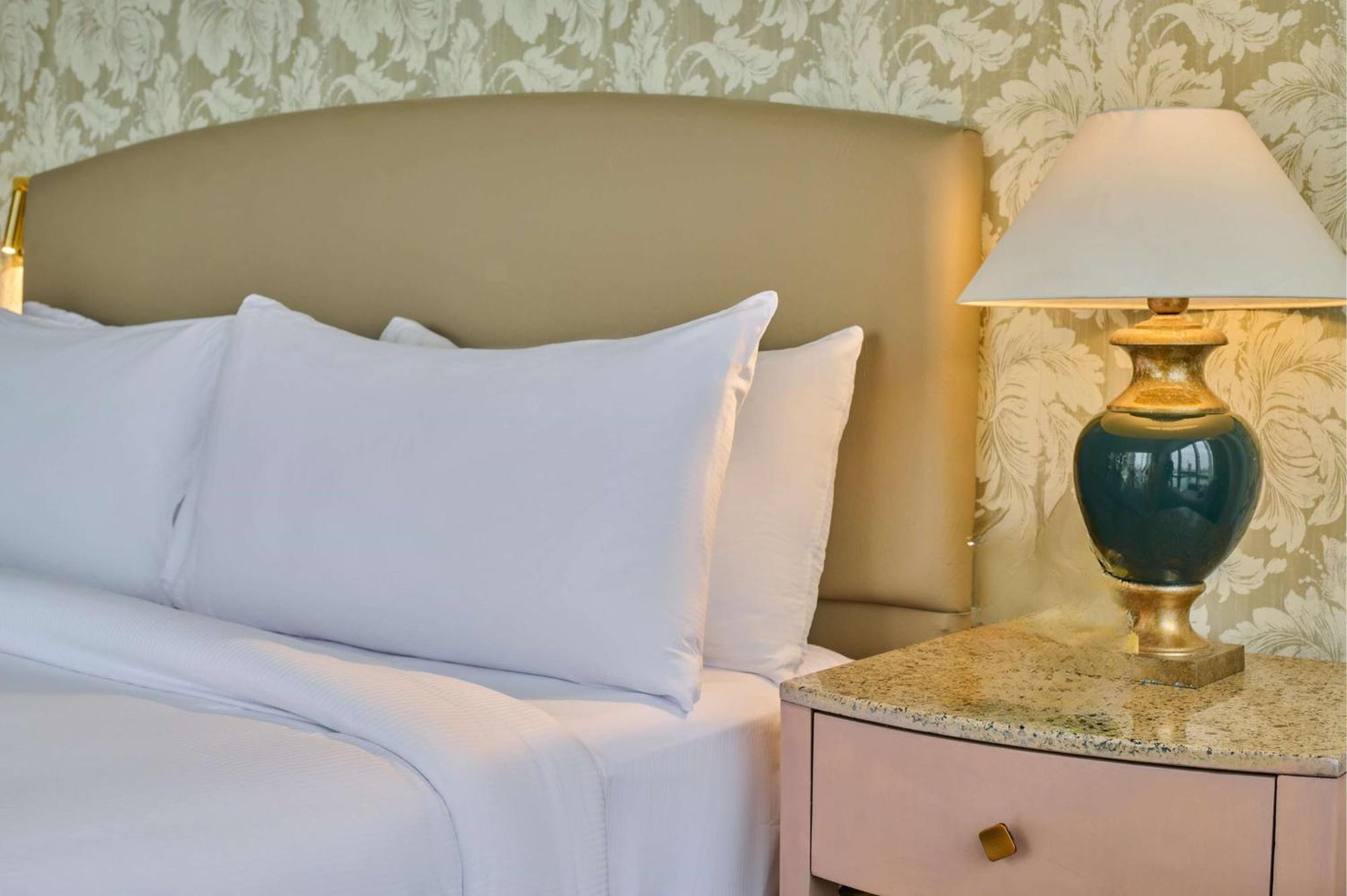 Hilton Cairo Grand Nile Hotell Eksteriør bilde A bed with two pillows